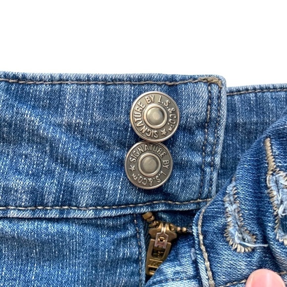 Levi's Signature Medium Wash Blue Jean Shorts Size 30 - Picture 6 of 17